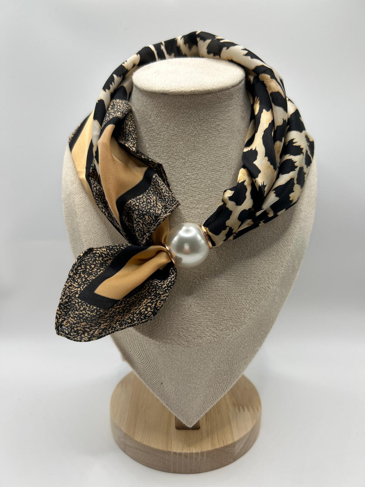 Halstuch mit Animalprint und Perlenring