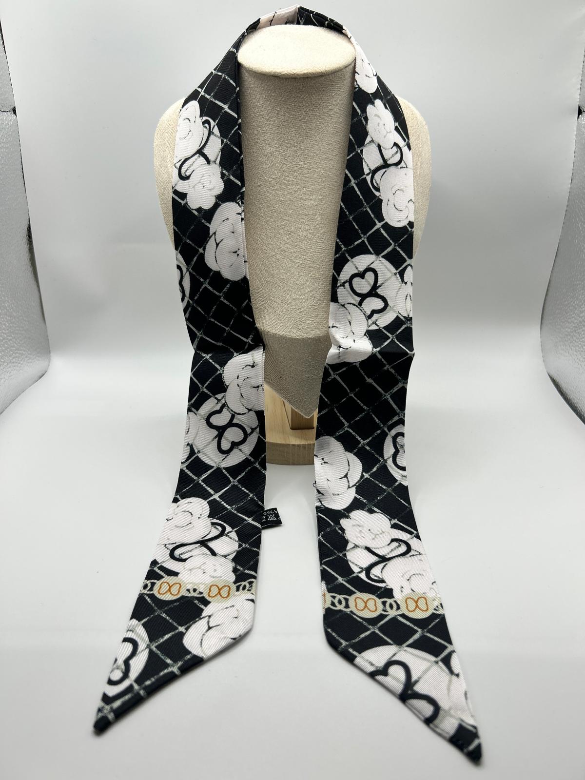 Schwarz-weißes Twilly-Tuch mit Blumenmuster