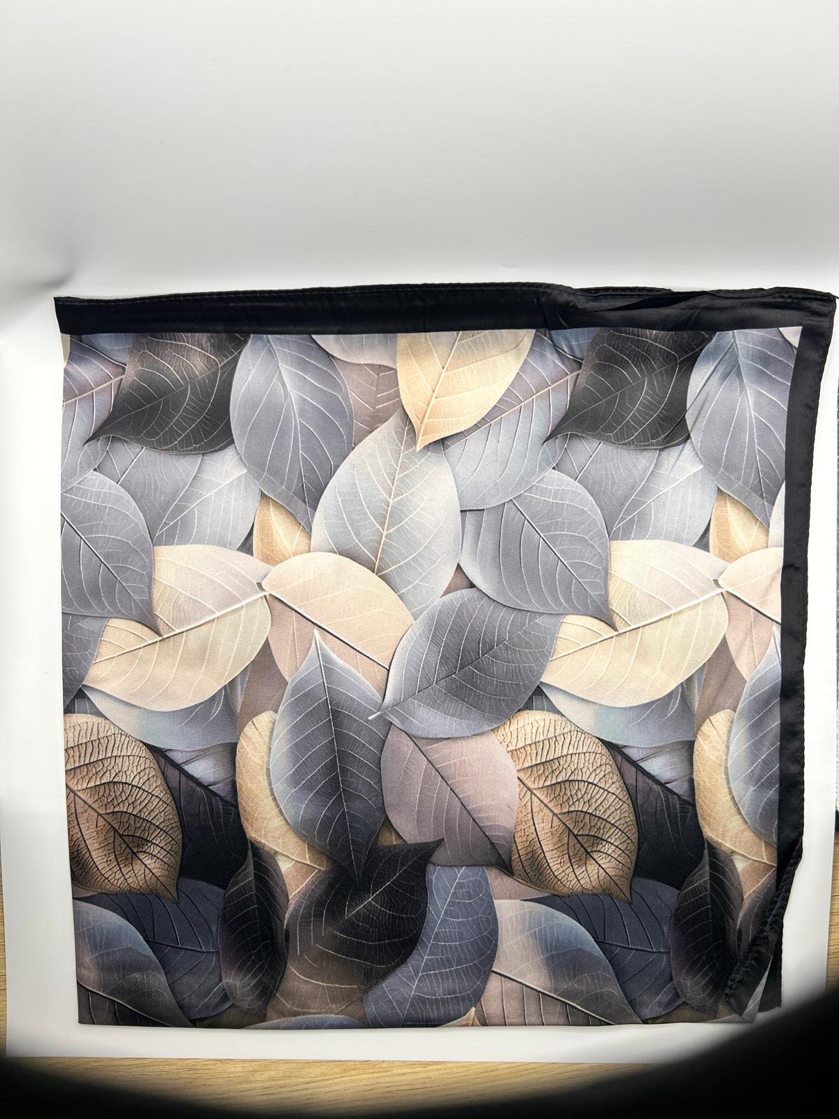 Halstuch mit elegantem Blättermuster