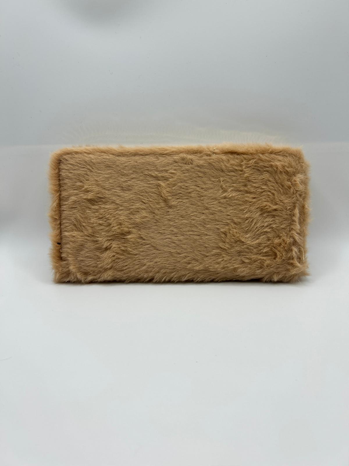 Beige Plüsch-Geldbörse mit Herzmotiv