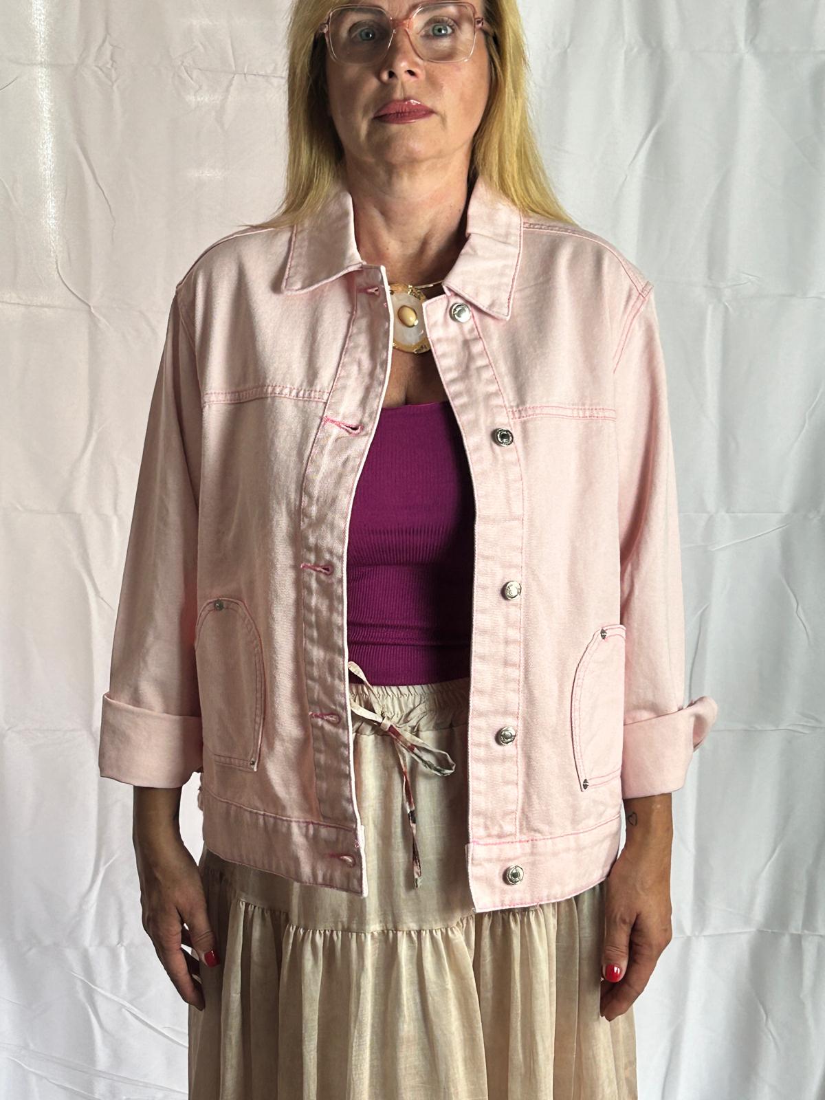 Rosa Jeansjacke mit herzförmigen Taschen von Zwillingsherz