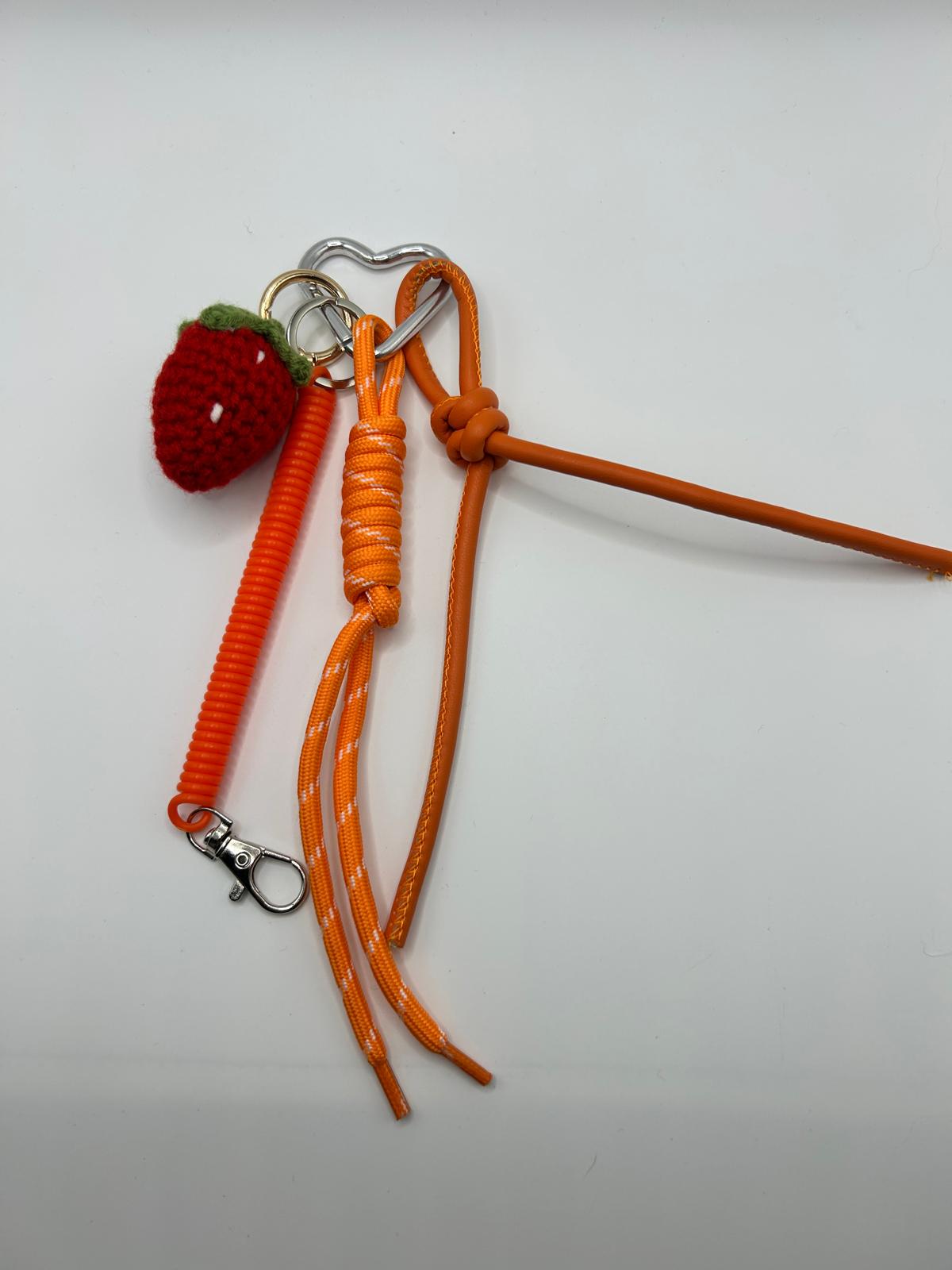 Oranger Taschenanhänger mit Erdbeer-Detail