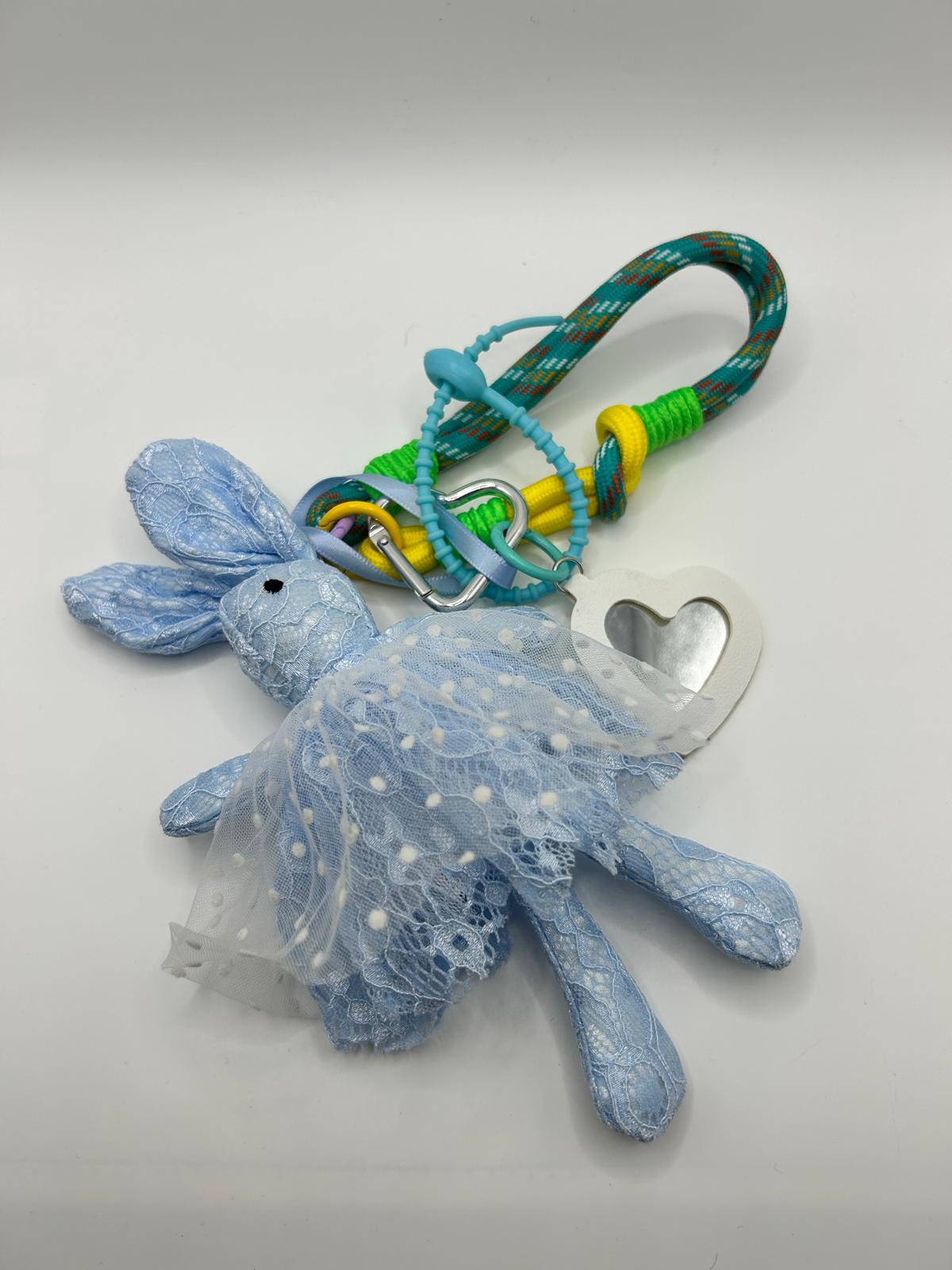 Taschenanhänger mit blauem Hasen-Detail