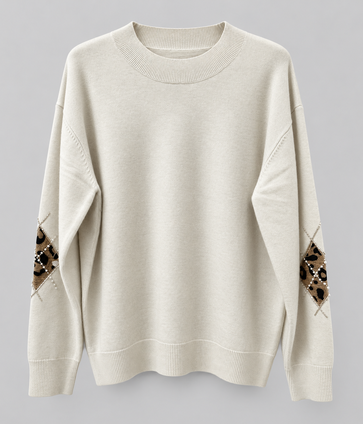 Pullover mit Leo-Details & Perlen – Creme