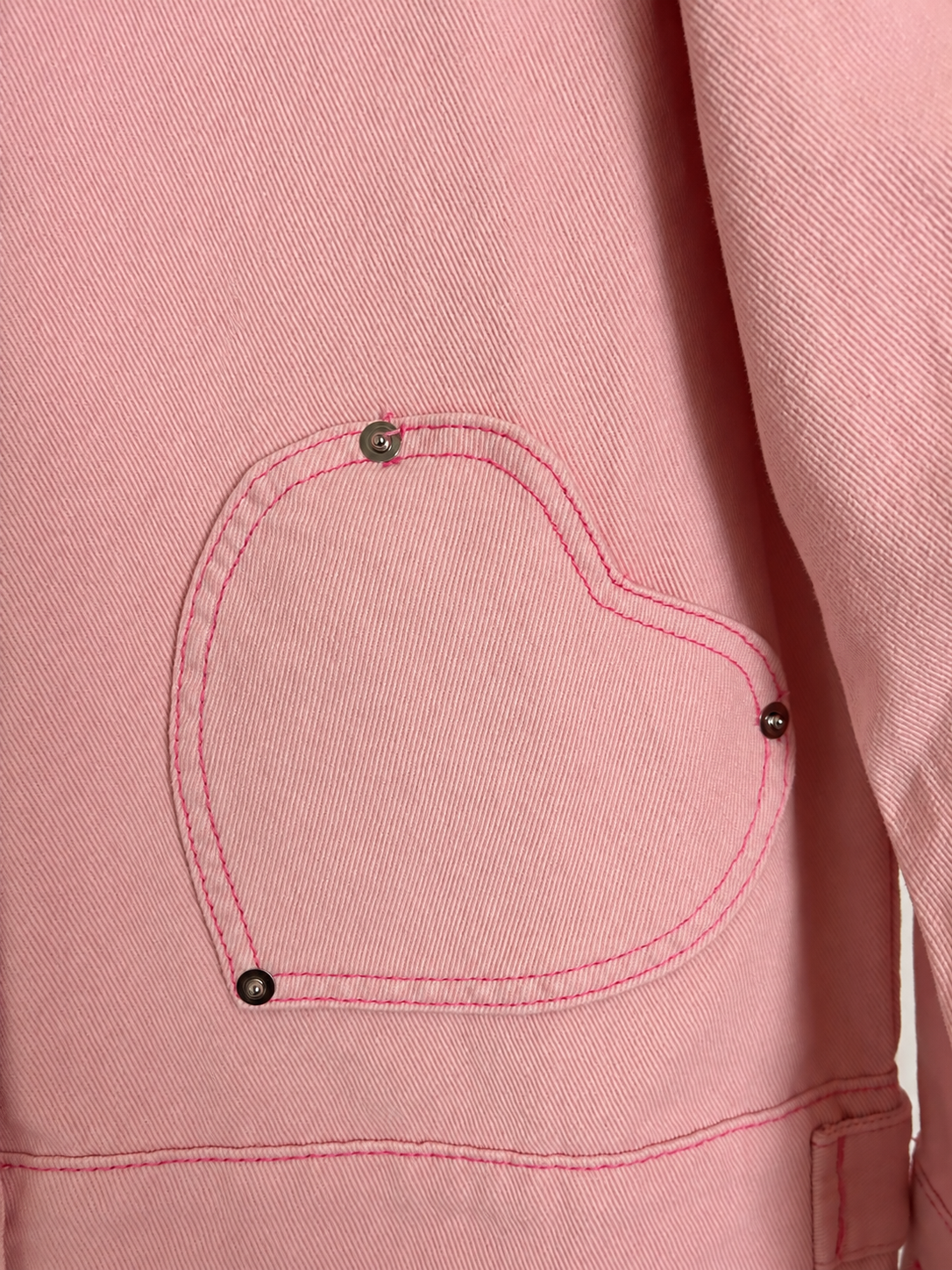Rosa Jeansjacke mit herzförmigen Taschen von Zwillingsherz