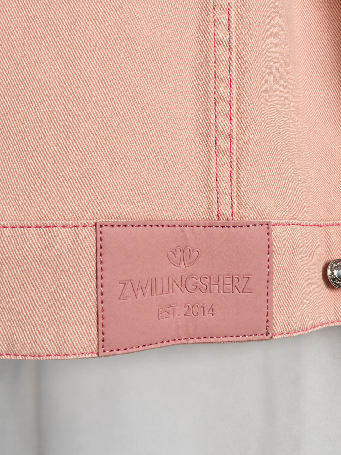 Rosa Jeansjacke mit herzförmigen Taschen von Zwillingsherz