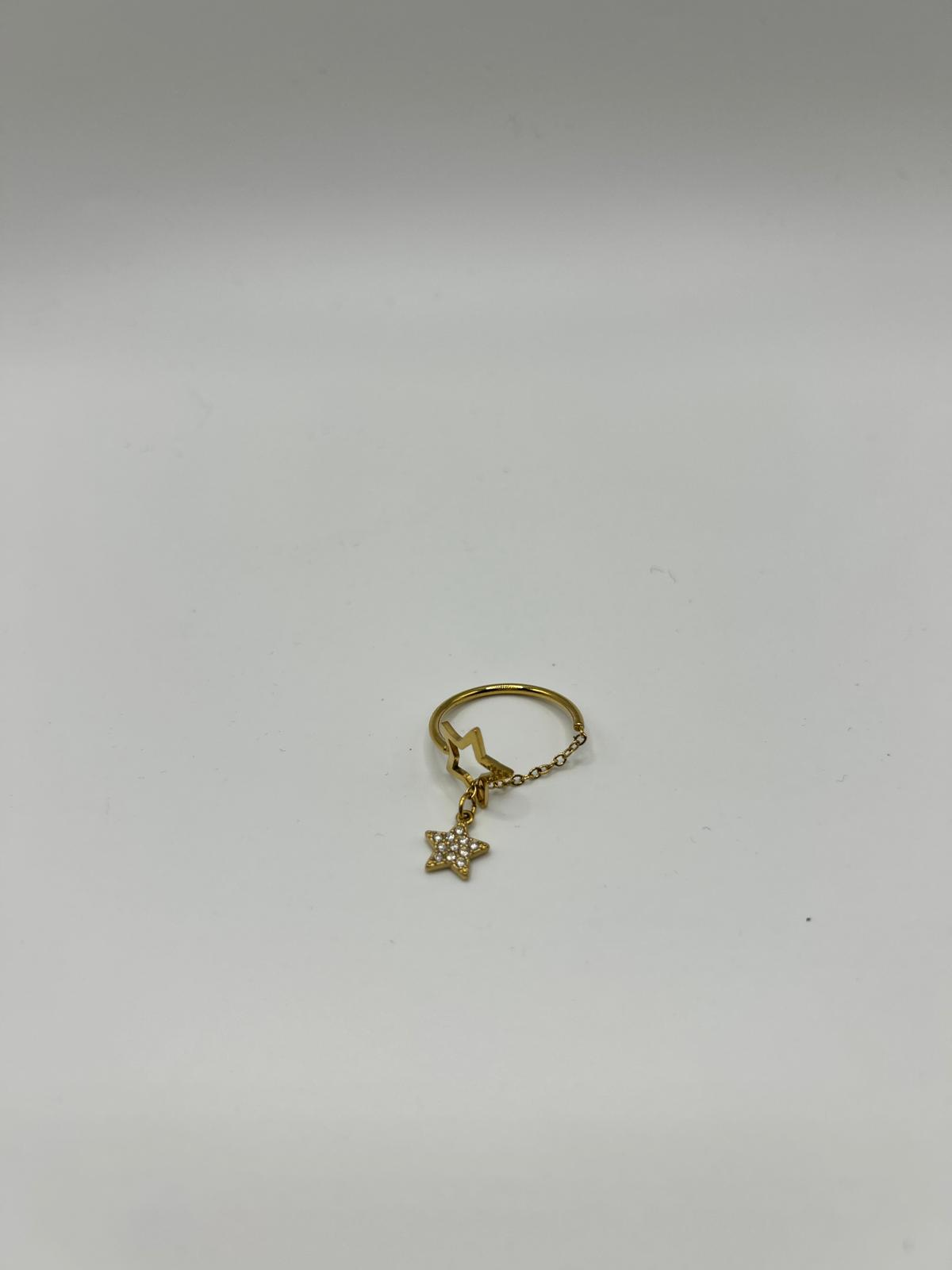 Zarter Ring mit Stern