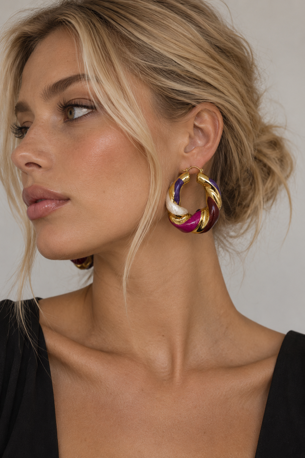 Goldfarbene Statement-Creolen mit bunten Details