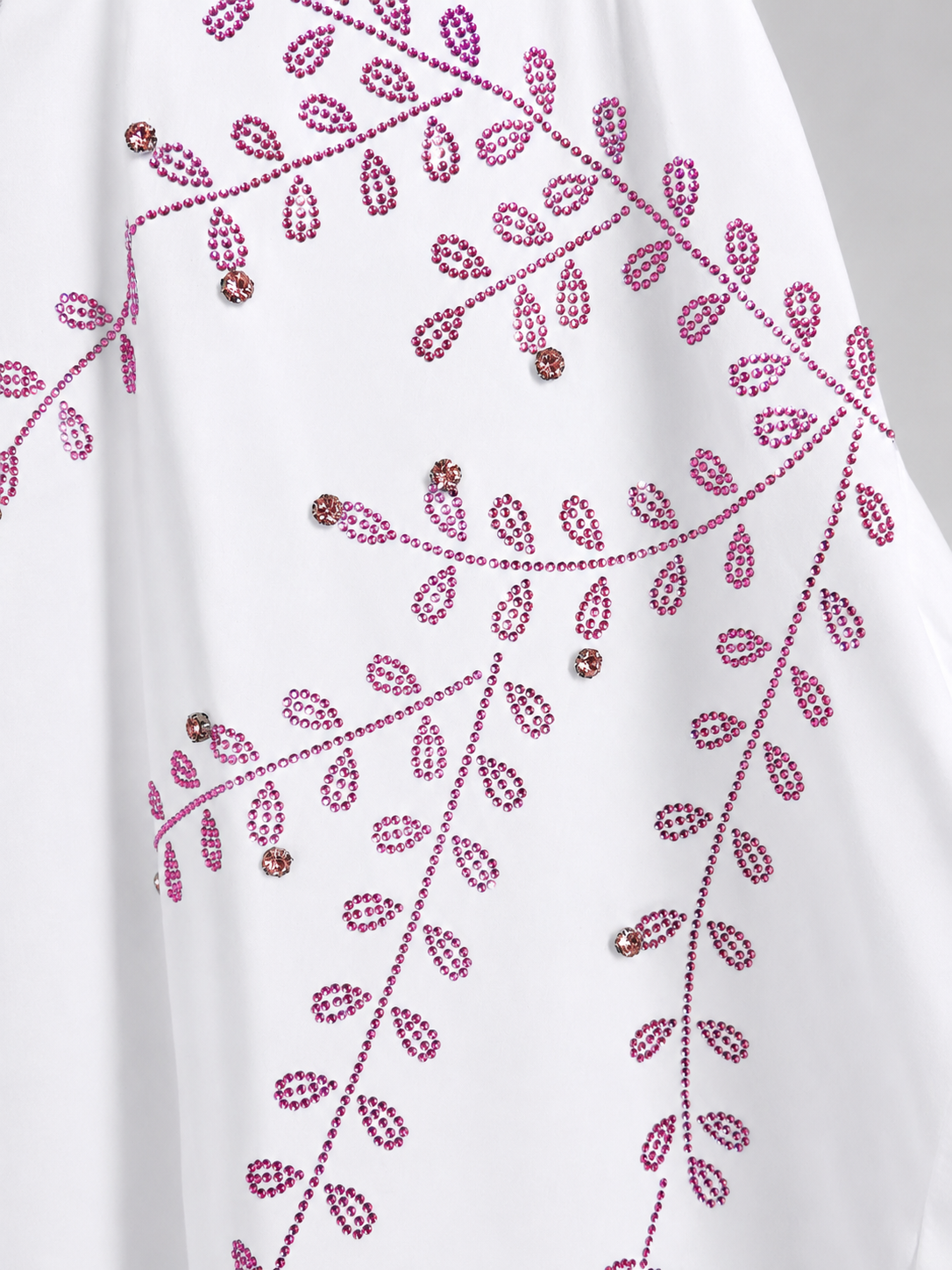 Weiße Oversize-Bluse mit rosa Strassverzierung