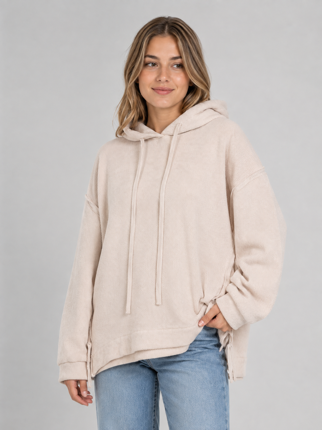 Flauschiger Oversize Hoodie von Zwillingsherz in hellem Beige