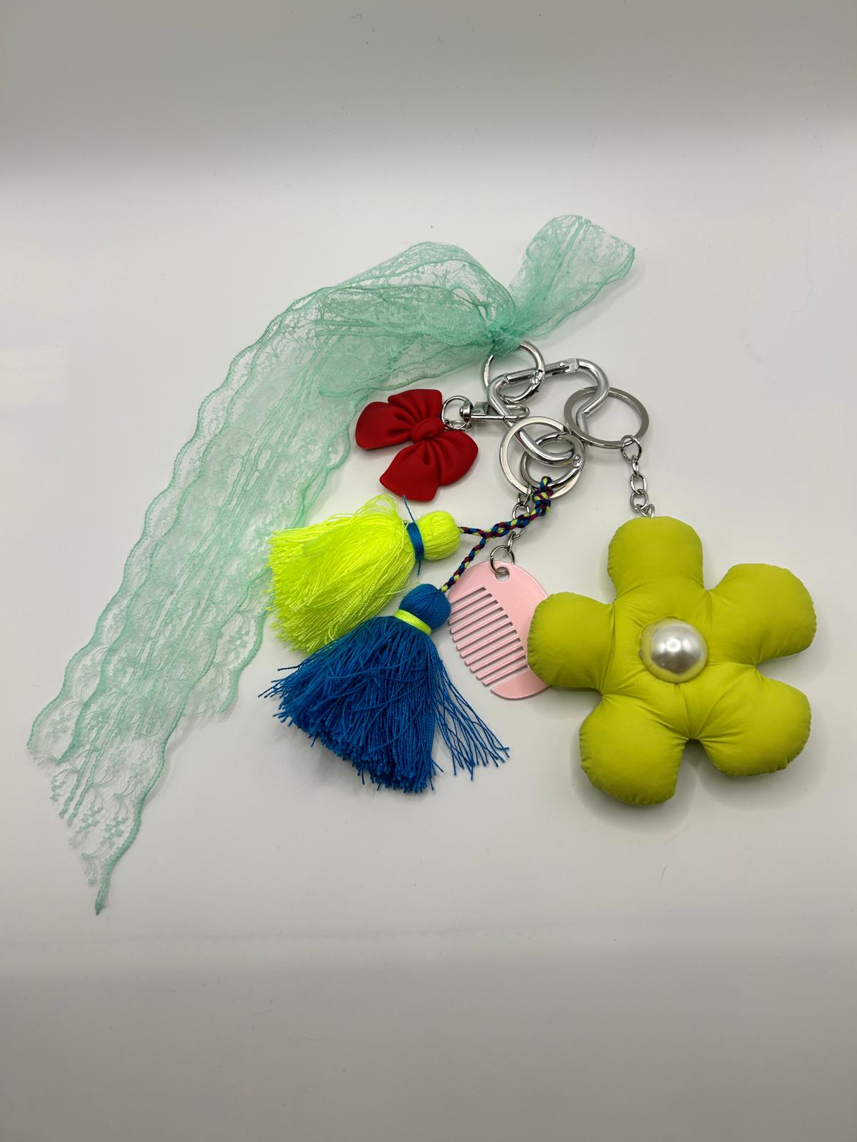 Bunter Taschenanhänger mit Blumen-Detail