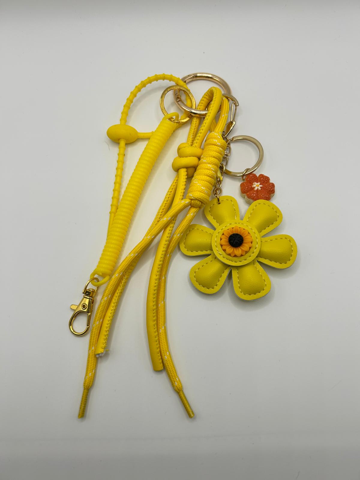Gelber Taschenanhänger mit Blumen-Detail