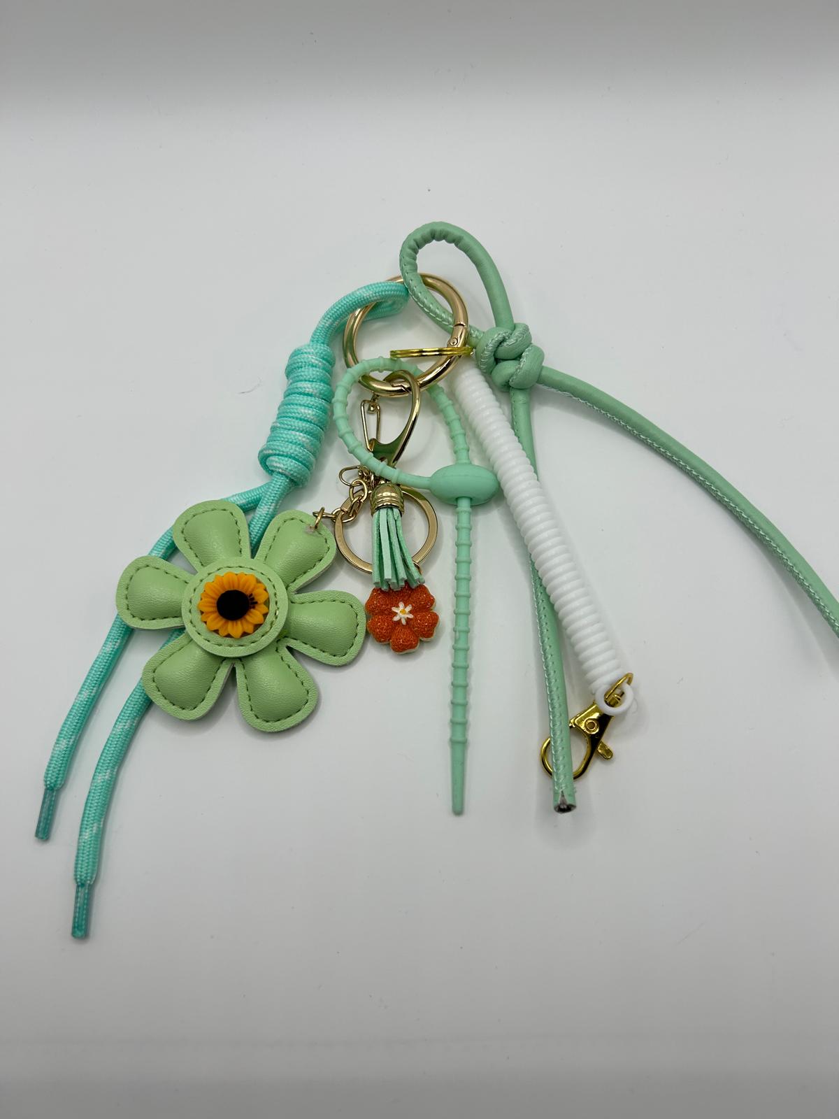 Mintgrüner Taschenanhänger mit Blumen-Detail