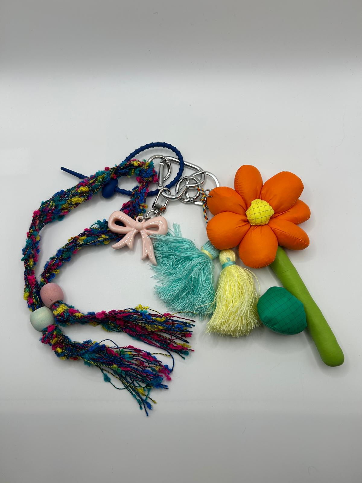 Bunter Taschenanhänger mit orangefarbener Blume