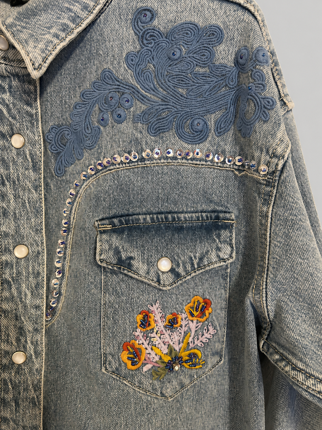 Jeanshemd mit Stickereien & Strassdetails