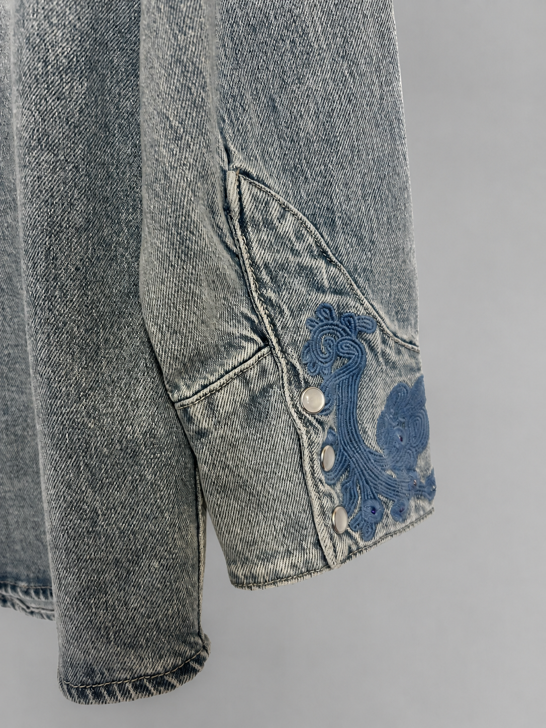 Jeanshemd mit Stickereien & Strassdetails