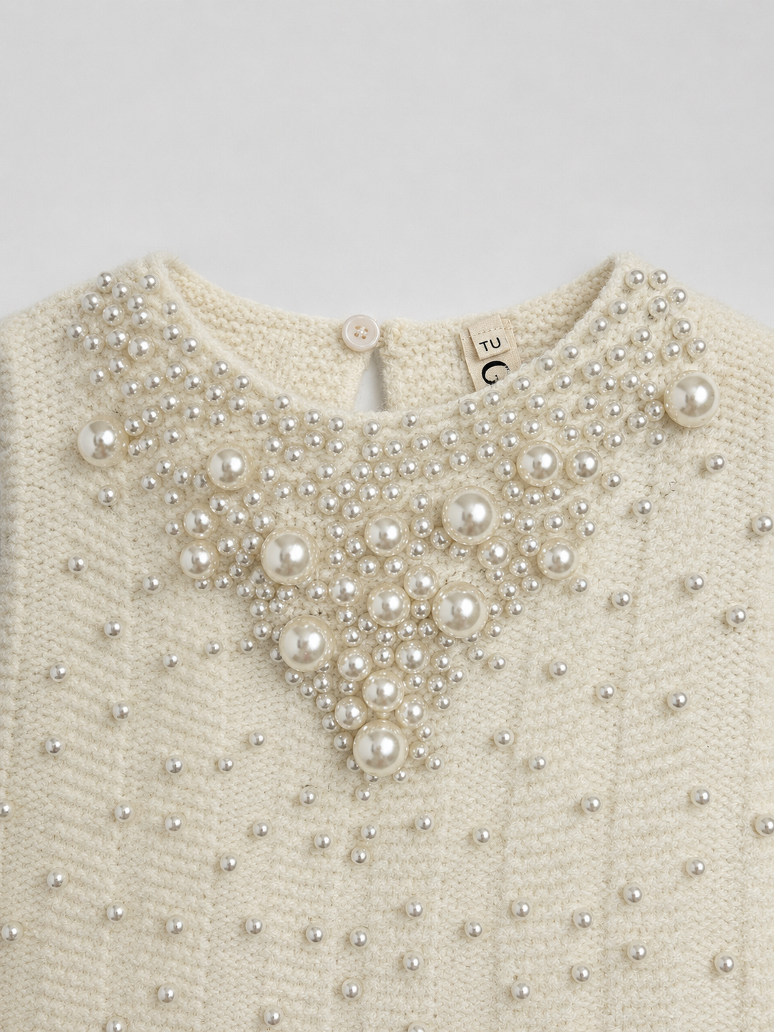 Stricktop mit Perlenbesatz – Cremeweiß