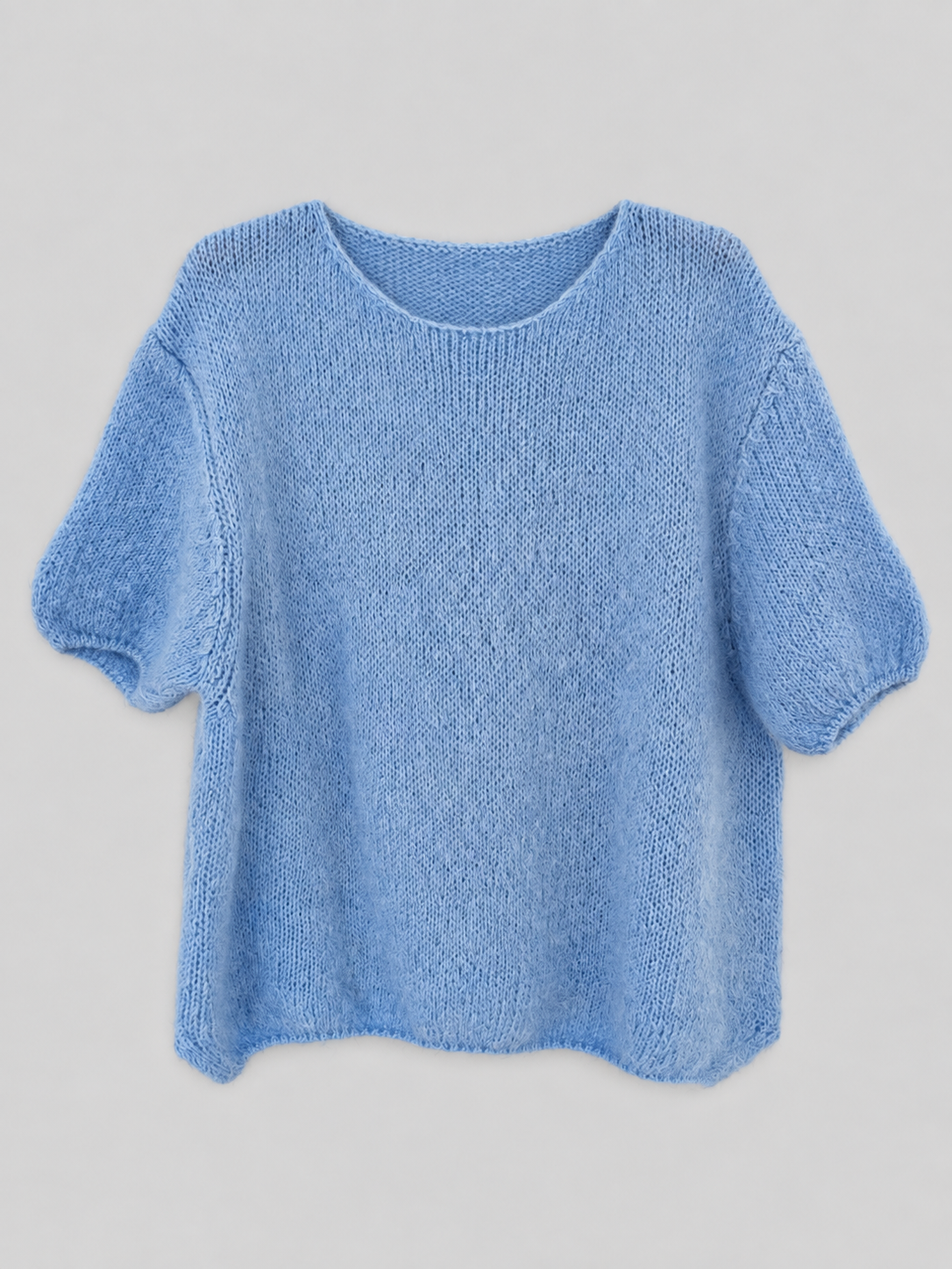 Hellblauer Mohair-Pullover mit kurzen Ballonärmeln